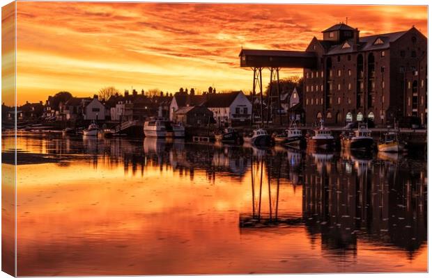 A beautiful sunrise over Wells-Next-The-Sea  Canvas Print by Gary Pearson