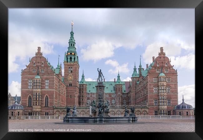 Neptune Fountain in front of Frederiksborg castle Framed Print by Stig Alenäs