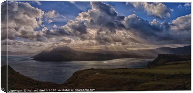 Crepuscular rays over Ben Tianavaig Canvas Print by Richard Smith