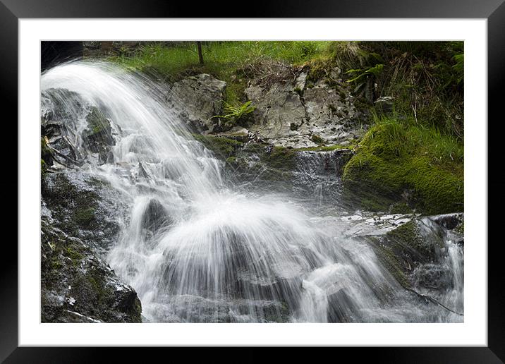 Water Spray Framed Mounted Print by les tobin