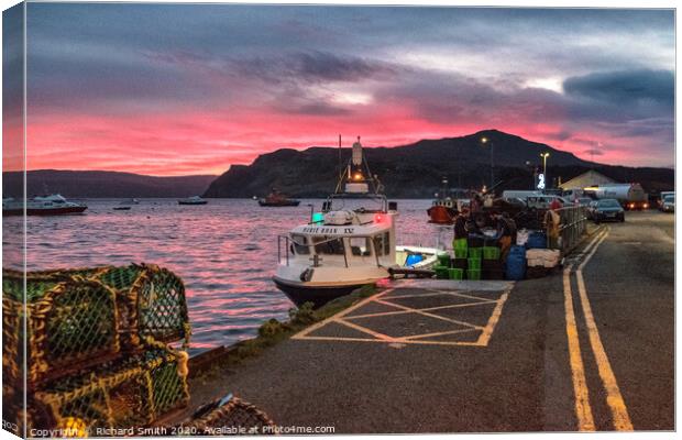 Red dawn over Ben Tianavaig Canvas Print by Richard Smith