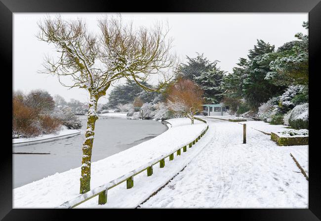 Snow at Mewsbrook Park in Littlehampton Framed Print by Geoff Smith