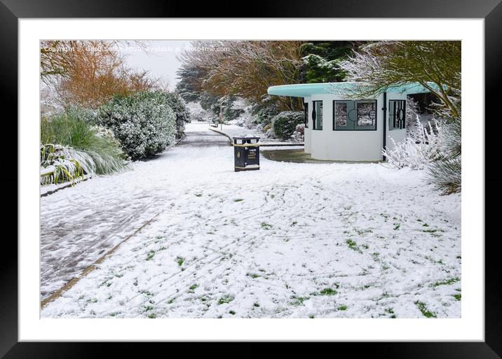 Snow at Mewsbrook Park in Littlehampton Framed Mounted Print by Geoff Smith