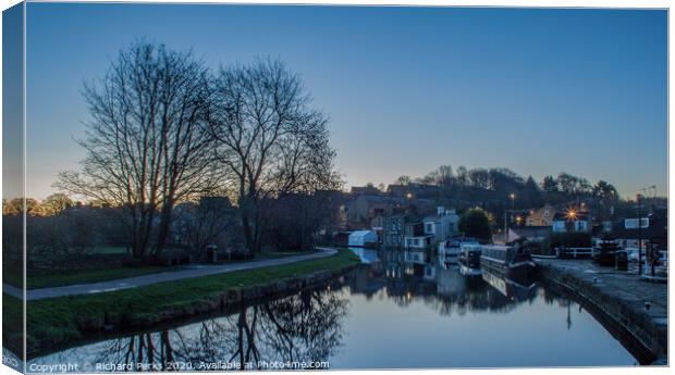 Leeds - Liverpool canal at Dawn Canvas Print by Richard Perks