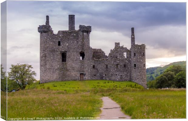 Kilchurn Castle, the ruins of a Scottish Castle, at twlight after sun set Canvas Print by SnapT Photography