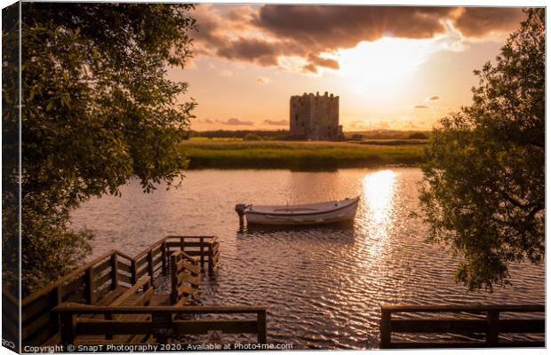 The evening sun behind Threave Castle at the boat  Canvas Print by SnapT Photography