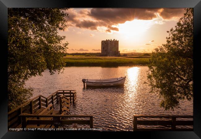 The evening sun behind Threave Castle at the boat  Framed Print by SnapT Photography