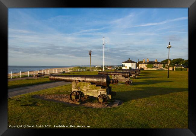 Cannons at Gun Hill, Southwold Framed Print by Sarah Smith