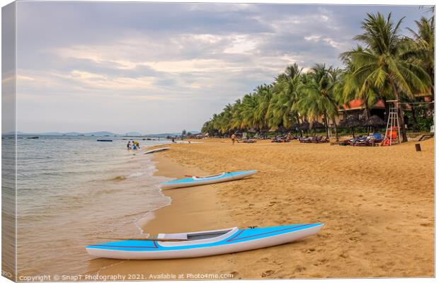 Kayaks on Ba Keo Beach in the evening sun, next to Canvas Print by SnapT Photography