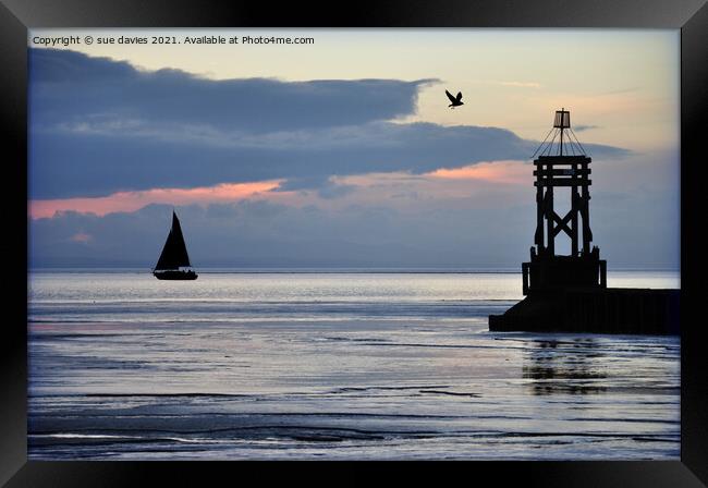 silhouettes in the sea Framed Print by sue davies