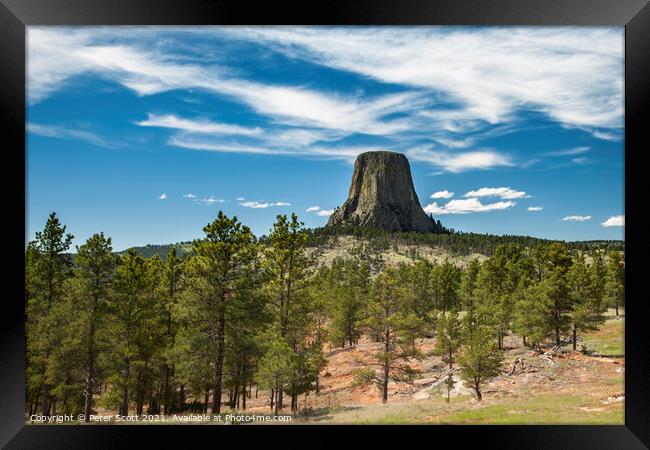 Devils Tower with fair weather clouds above Framed Print by Peter Scott