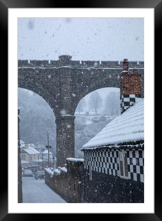 Winter snow over the river Nidd and famous landmark railway viaduct in Knaresborough, North Yorkshire. Framed Mounted Print by mike morley
