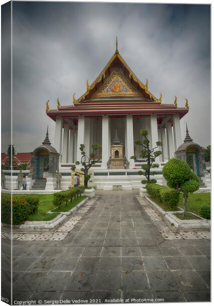 Wat Suthat temple in Bangkok Canvas Print by Sergio Delle Vedove