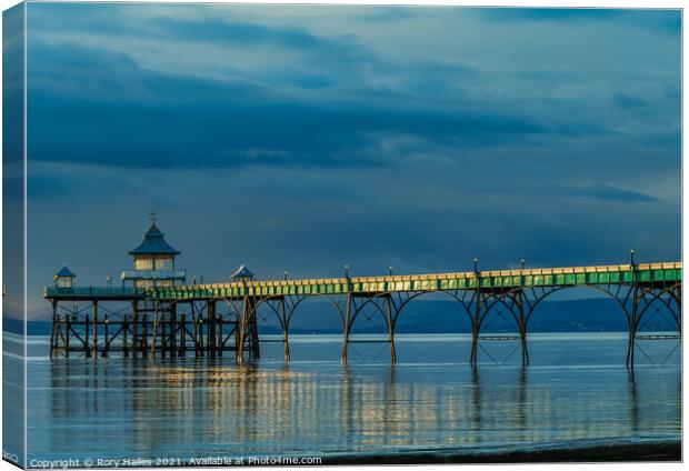 Clevedon Pier with reflection. Canvas Print by Rory Hailes