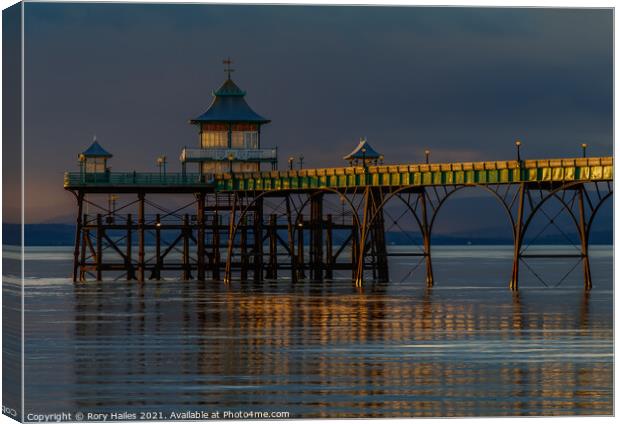 Clevedon Pier with reflection. Canvas Print by Rory Hailes