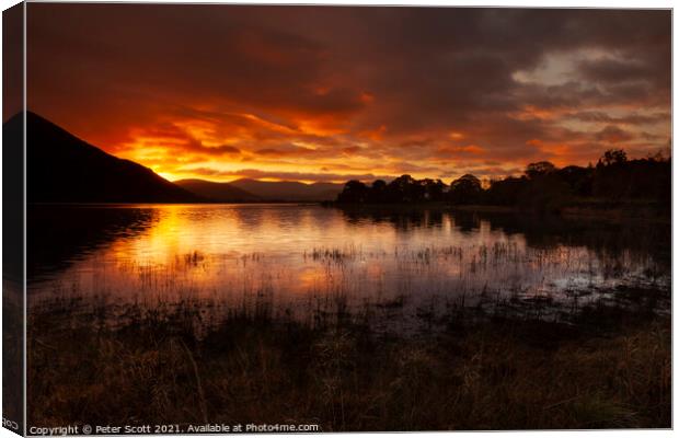 Fire in the sky at Derwent water Canvas Print by Peter Scott