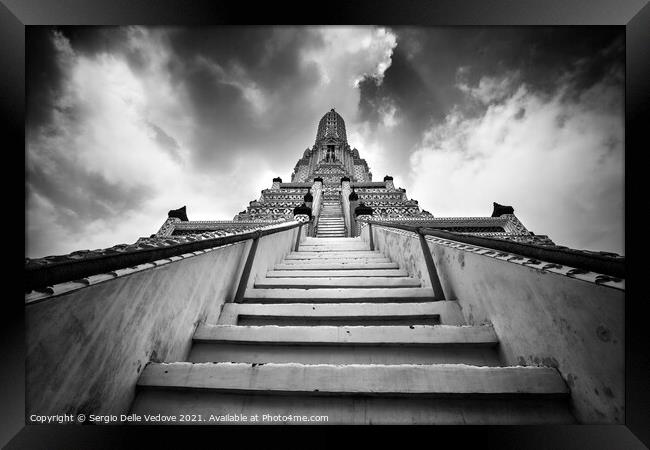 Wat Arun temple in Bangkok  Framed Print by Sergio Delle Vedove