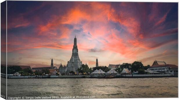  Wat Arun temple in Bangkok at sunset Canvas Print by Sergio Delle Vedove