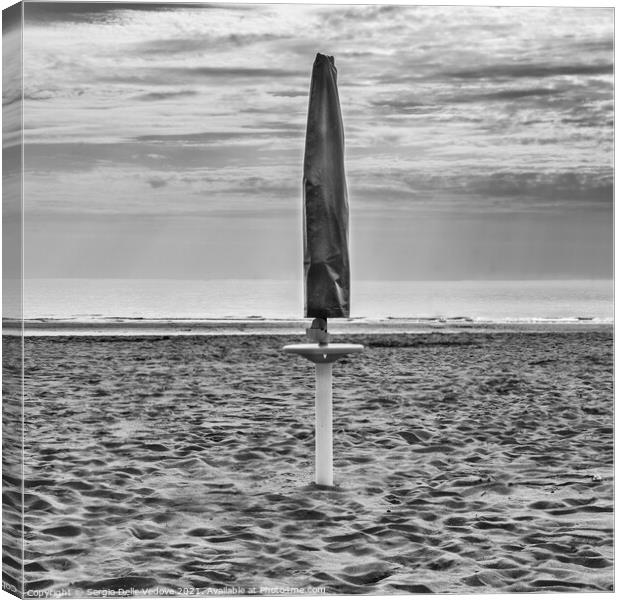 Beach umbrella Canvas Print by Sergio Delle Vedove