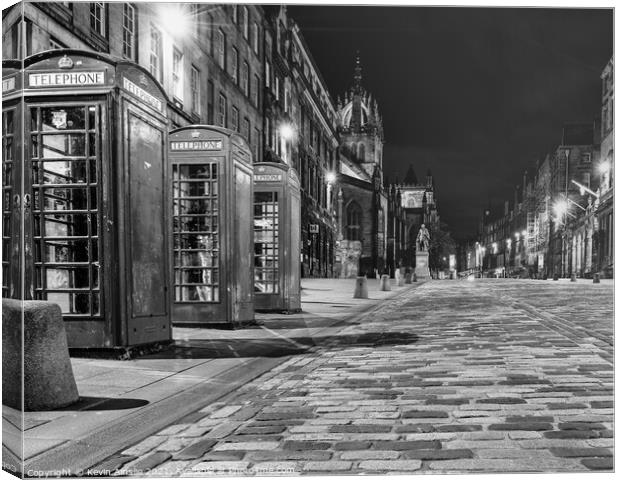 Looking up the royal mile Canvas Print by Kevin Ainslie