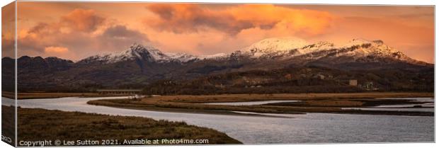 Sunset over the Moelwynion mountains. Canvas Print by Lee Sutton