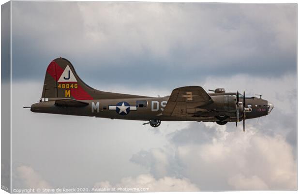 Boeing B17 Pink Lady Close Fly Past Canvas Print by Steve de Roeck