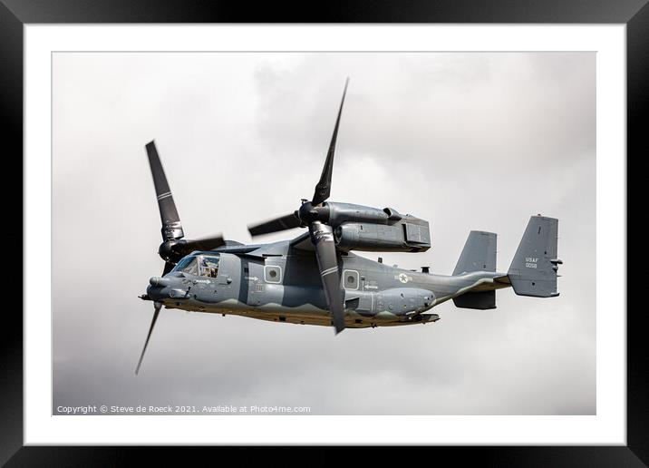 Bell Boeing Osprey CV-22 in forward flight in darkening sky. Framed Mounted Print by Steve de Roeck