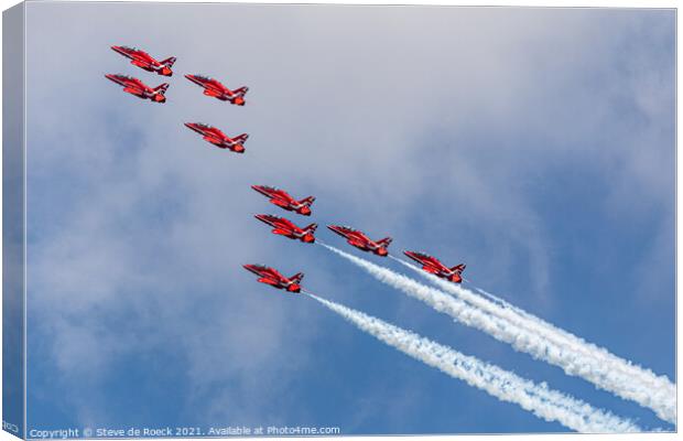 Red Arrows Tight Formation With Smoke Canvas Print by Steve de Roeck