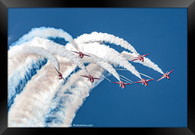 Red Arrows Over The Top. Framed Print by Steve de Roeck
