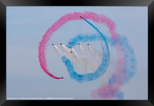 Red Arrows Formation Flypast Framed Print by Steve de Roeck