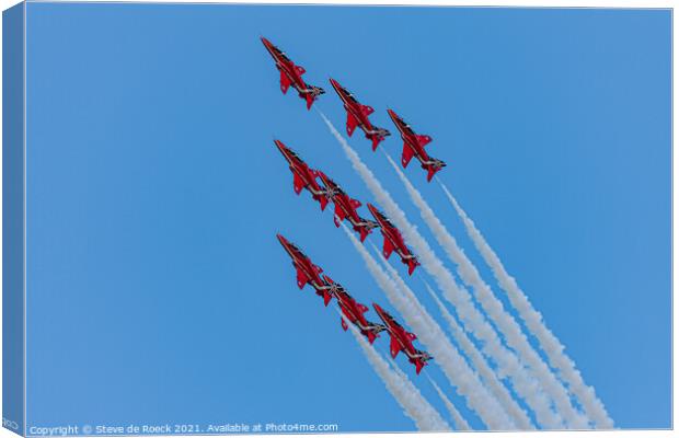 Red Arrows In Close Formation Canvas Print by Steve de Roeck