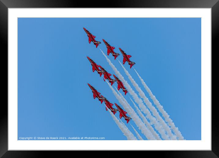 Red Arrows In Close Formation Framed Mounted Print by Steve de Roeck