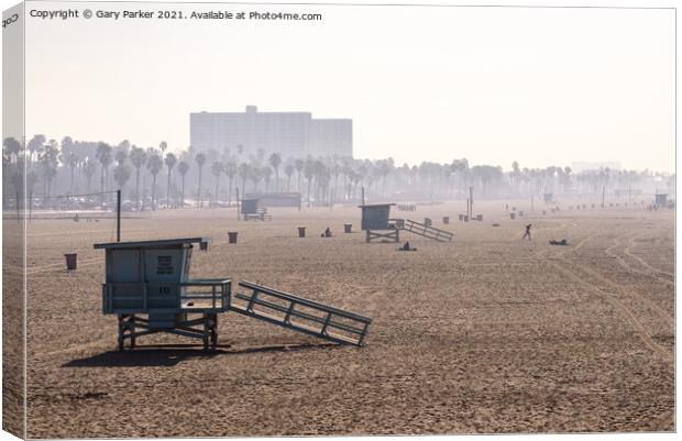 Santa Monica beach, with lifeguard station in the foreground Canvas Print by Gary Parker