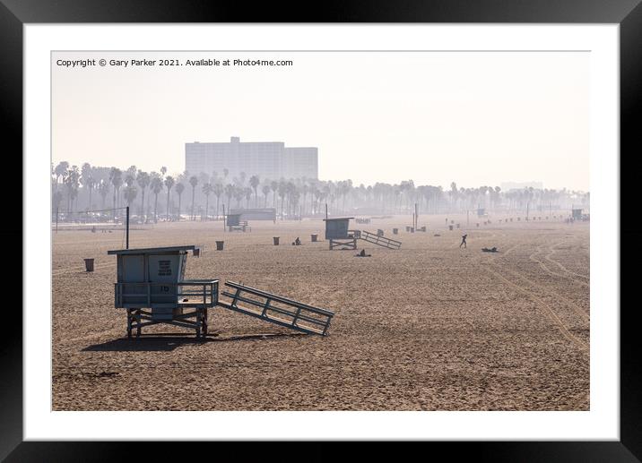 Santa Monica beach, with lifeguard station in the foreground Framed Mounted Print by Gary Parker