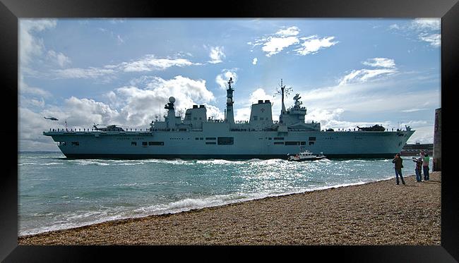 HMS Illustrious arrives home Framed Print by richard jones