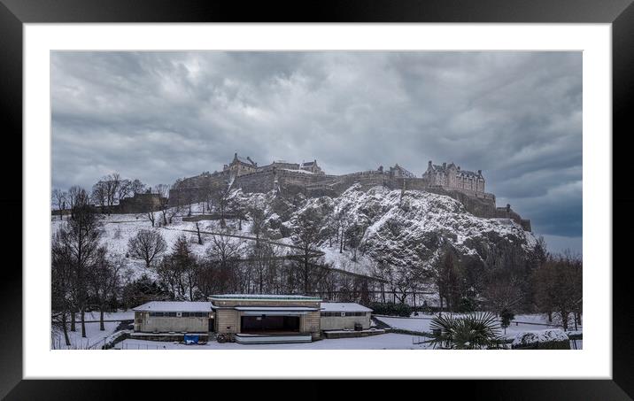 Edinburgh Castle snow Framed Mounted Print by Steven Lennie