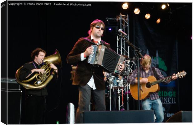 CAMBRIDGE UK  JULY 28 2007: John Spiers of English Folk-rock ban Canvas Print by Frank Bach