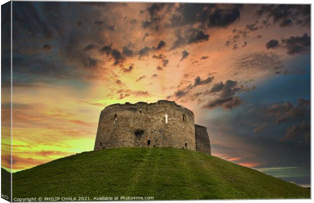 Clifford's tower in York  Canvas Print by PHILIP CHALK