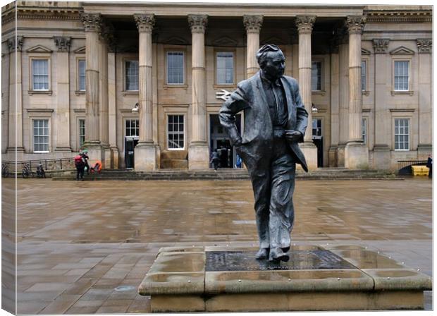 Harold Wilson statue Huddersfield Canvas Print by Roy Hinchliffe