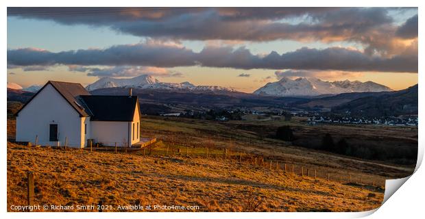 House positioned to be bathed in the evening sunlight Print by Richard Smith