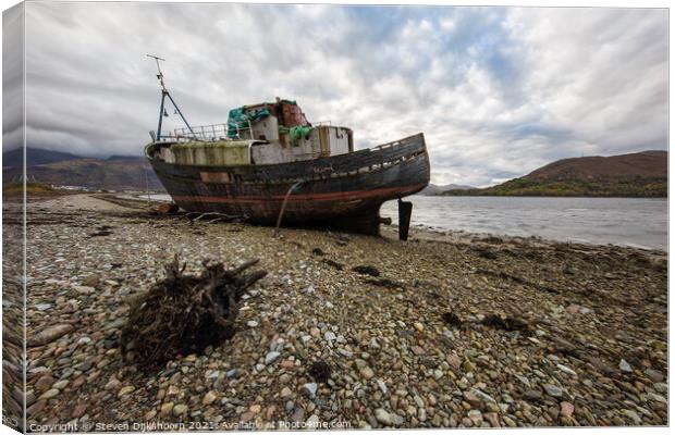 An abandoned boat at Fort William in Scotland Canvas Print by Steven Dijkshoorn