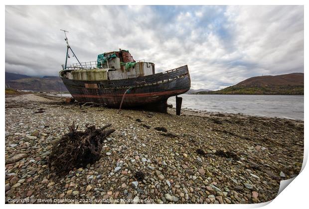 An abandoned boat at Fort William in Scotland Print by Steven Dijkshoorn