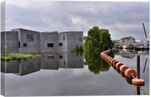 The Hepworth Wakefield Canvas Print by Roy Hinchliffe