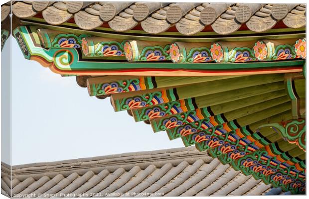 Traditional Korean roof architecture on a building in Seoul, South Korea Canvas Print by SnapT Photography