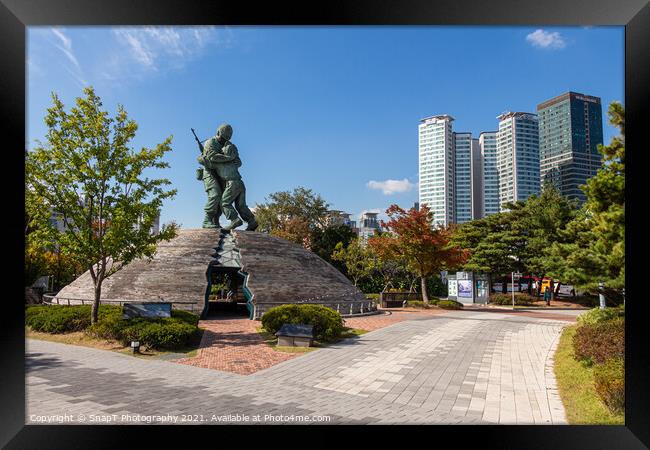 The 'Statue of Brothers' at the War Memorial of Korea Museum, Seoul, South Korea Framed Print by SnapT Photography