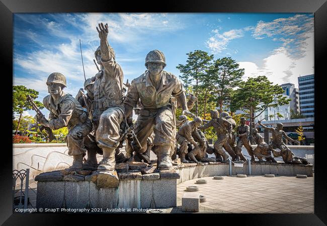 Statue of South Korean war soldiers at the War Memorial of Korea Museum, Seoul Framed Print by SnapT Photography