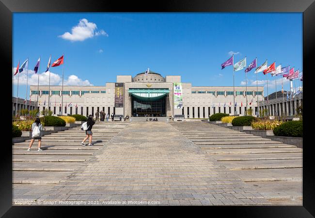 The steps at the entrance at the War Memorial of Korea Museum, Seoul Framed Print by SnapT Photography