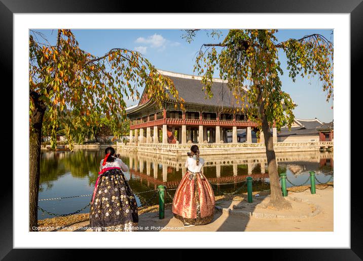 Women dressed in hanbok traditional dresses by the lake at Gyeongbokgung Palace Framed Mounted Print by SnapT Photography