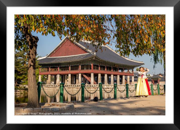 Women dressed in hanbok traditional dresses by the lake at Gyeongbokgung Palace Framed Mounted Print by SnapT Photography