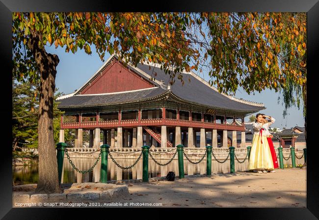 Women dressed in hanbok traditional dresses by the lake at Gyeongbokgung Palace Framed Print by SnapT Photography